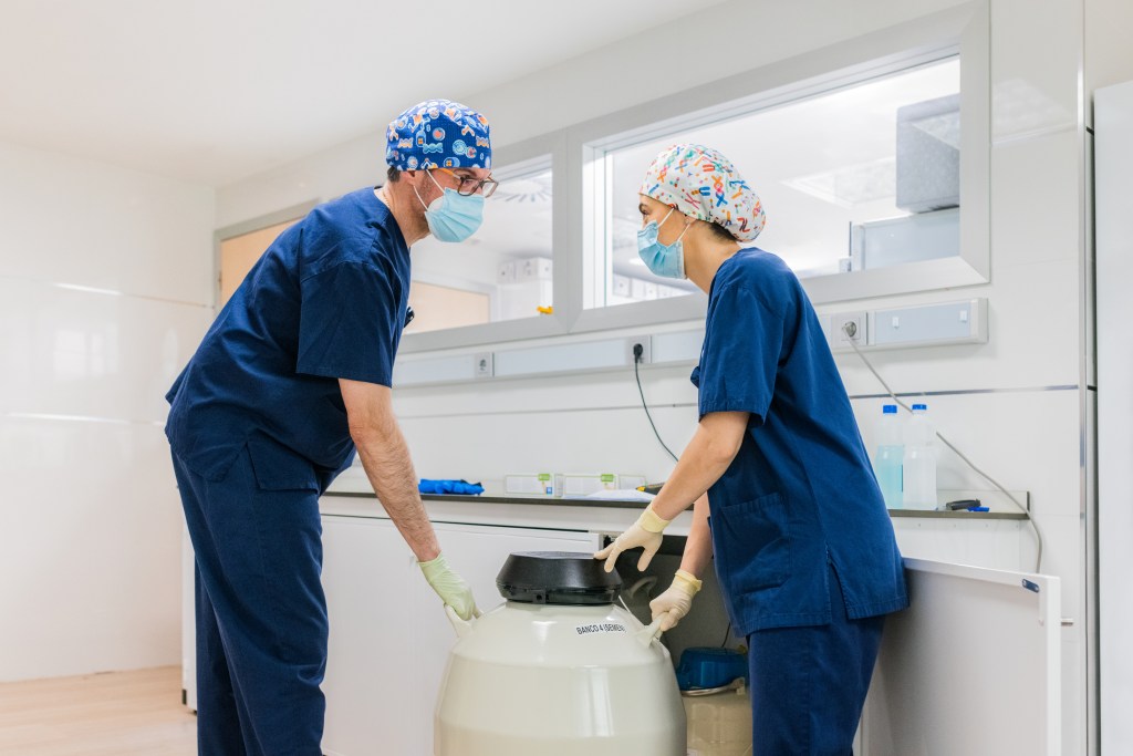Who We Are 7 Professional embryologists pulling cryo bank for sperm and embryo conservation while working in modern IVF lab